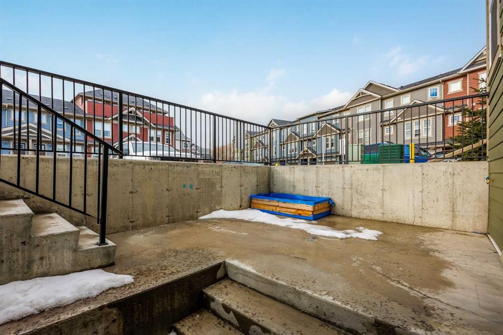 305 Cranbrook Square Se, Calgary, AB -