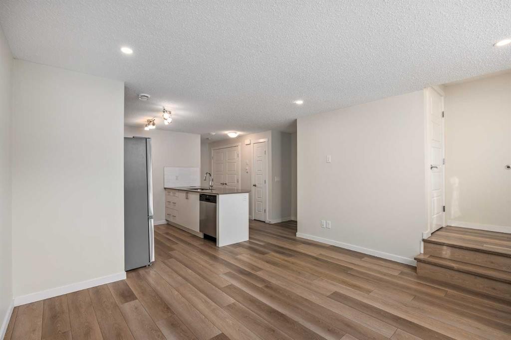 305 Cranbrook Square Se, Calgary, AB - Indoor Photo Showing Kitchen