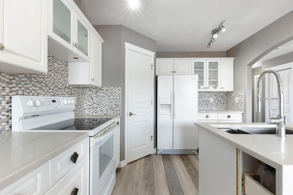 18 West Springs Gate Sw, Calgary, AB - Indoor Photo Showing Kitchen