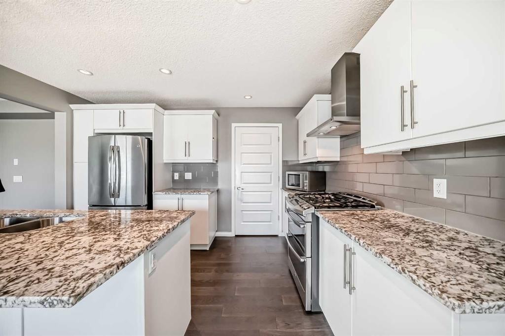 312 Viewpointe Terrace, Chestermere, AB - Indoor Photo Showing Kitchen With Stainless Steel Kitchen With Double Sink With Upgraded Kitchen