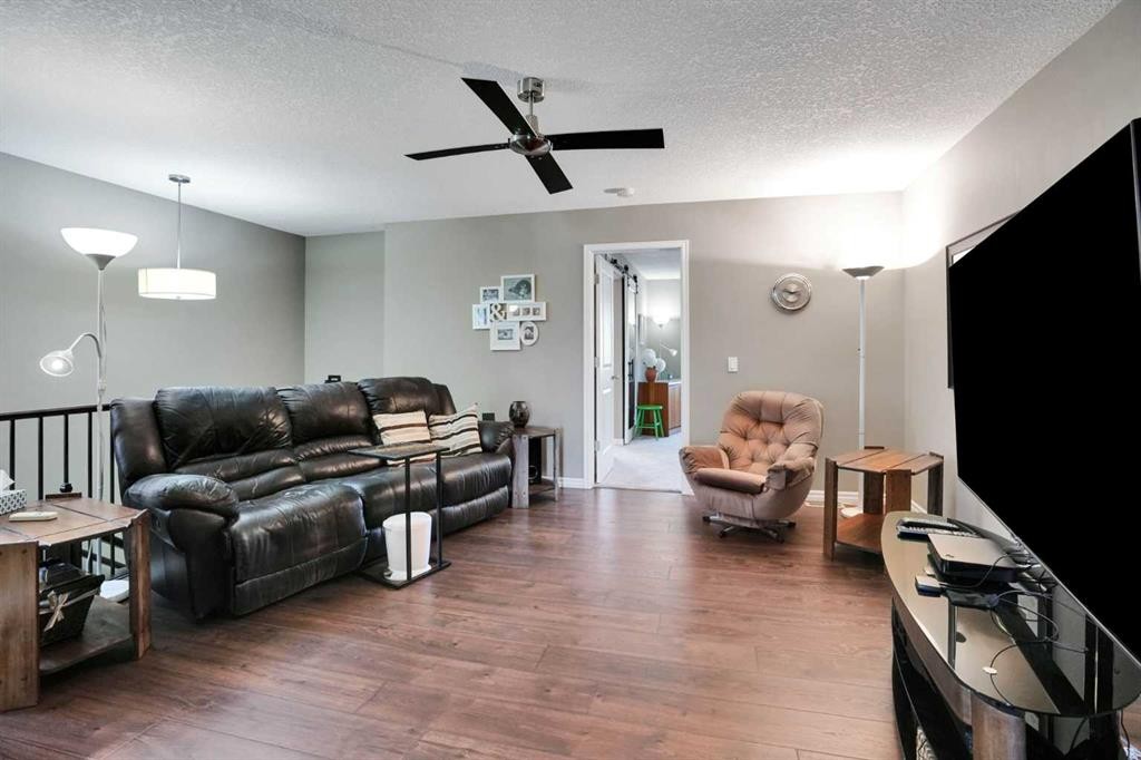 109 Cranleigh Place Se, Calgary, AB - Indoor Photo Showing Living Room
