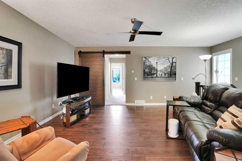 109 Cranleigh Place Se, Calgary, AB - Indoor Photo Showing Living Room