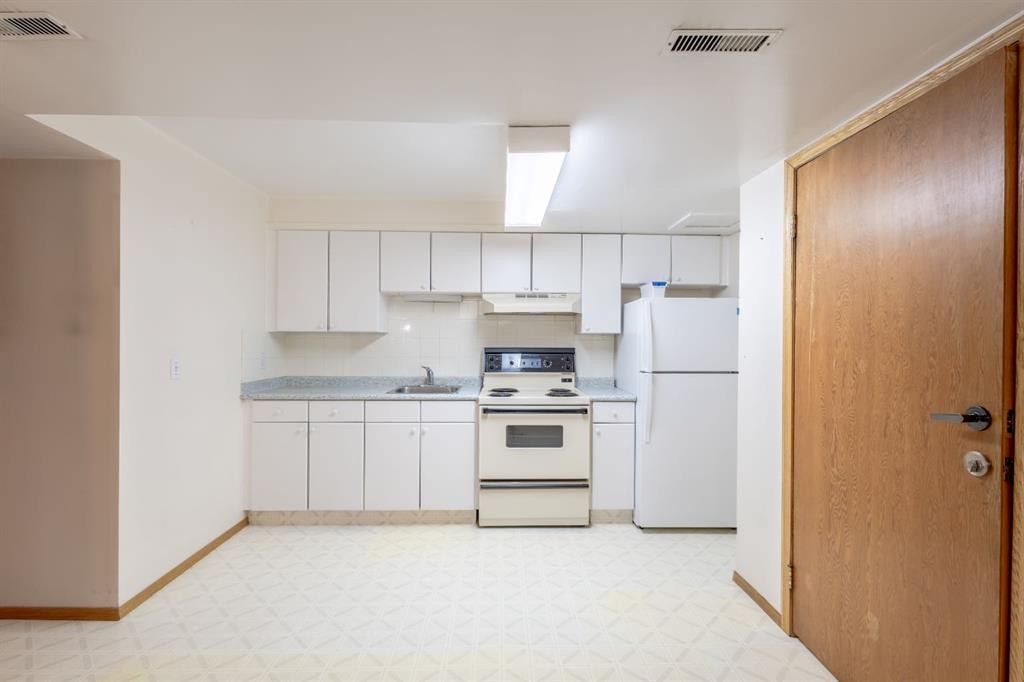 719 27 Avenue Nw, Calgary, AB - Indoor Photo Showing Other Room