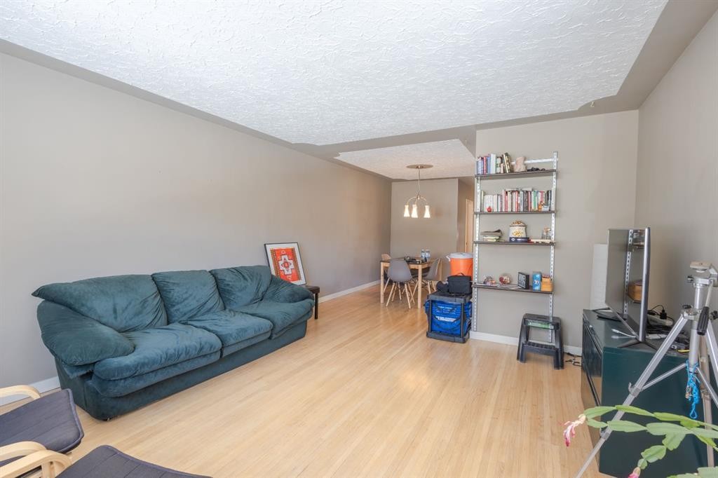 719 27 Avenue Nw, Calgary, AB - Indoor Photo Showing Living Room