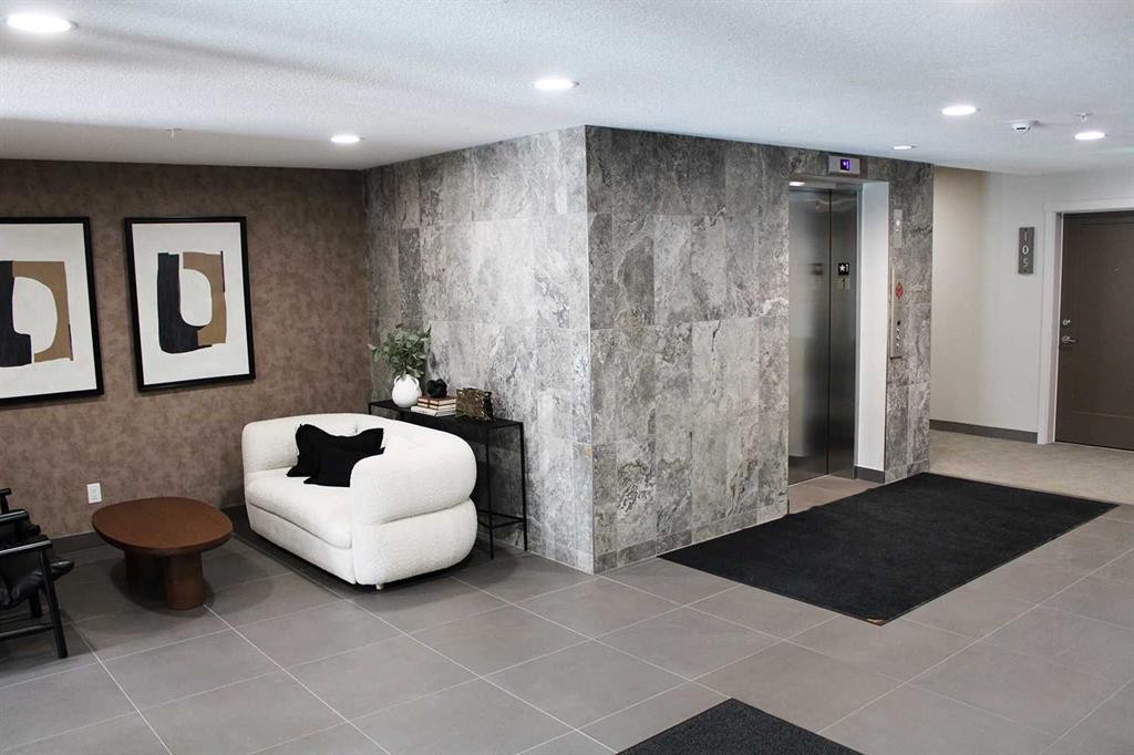 205-700 Shawnee Square Sw, Calgary, AB - Indoor Photo Showing Other Room
