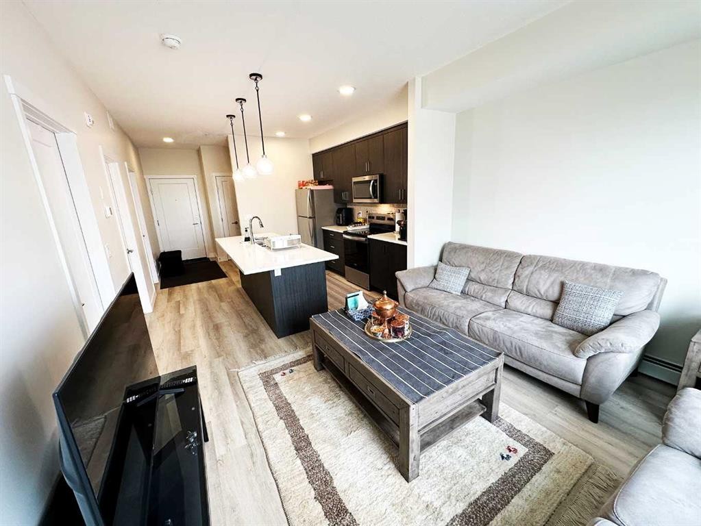 205-700 Shawnee Square Sw, Calgary, AB - Indoor Photo Showing Living Room