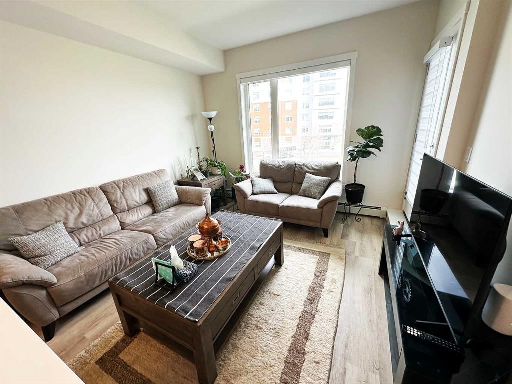 205-700 Shawnee Square Sw, Calgary, AB - Indoor Photo Showing Living Room