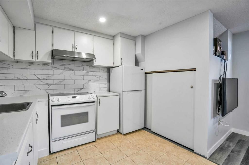 76 Aberfoyle Close Ne, Calgary, AB - Indoor Photo Showing Kitchen