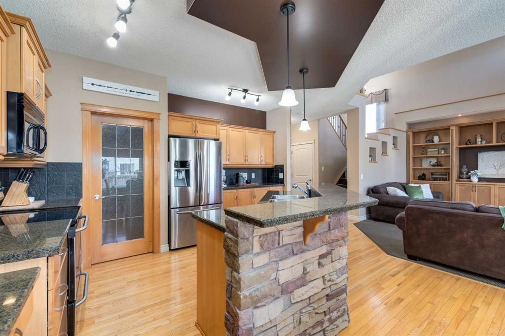 195 Willowmere Close, Chestermere, AB - Indoor Photo Showing Kitchen With Stainless Steel Kitchen