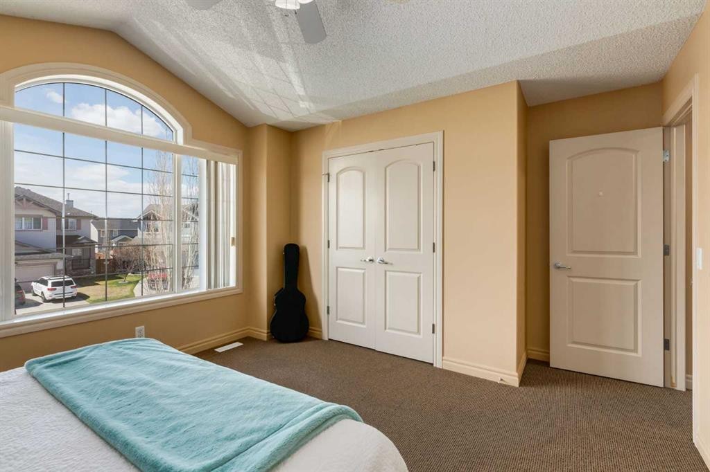 195 Willowmere Close, Chestermere, AB - Indoor Photo Showing Bedroom