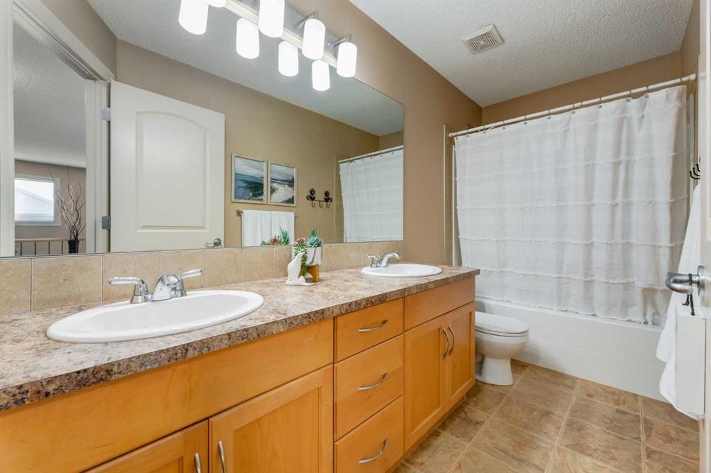 195 Willowmere Close, Chestermere, AB - Indoor Photo Showing Bathroom