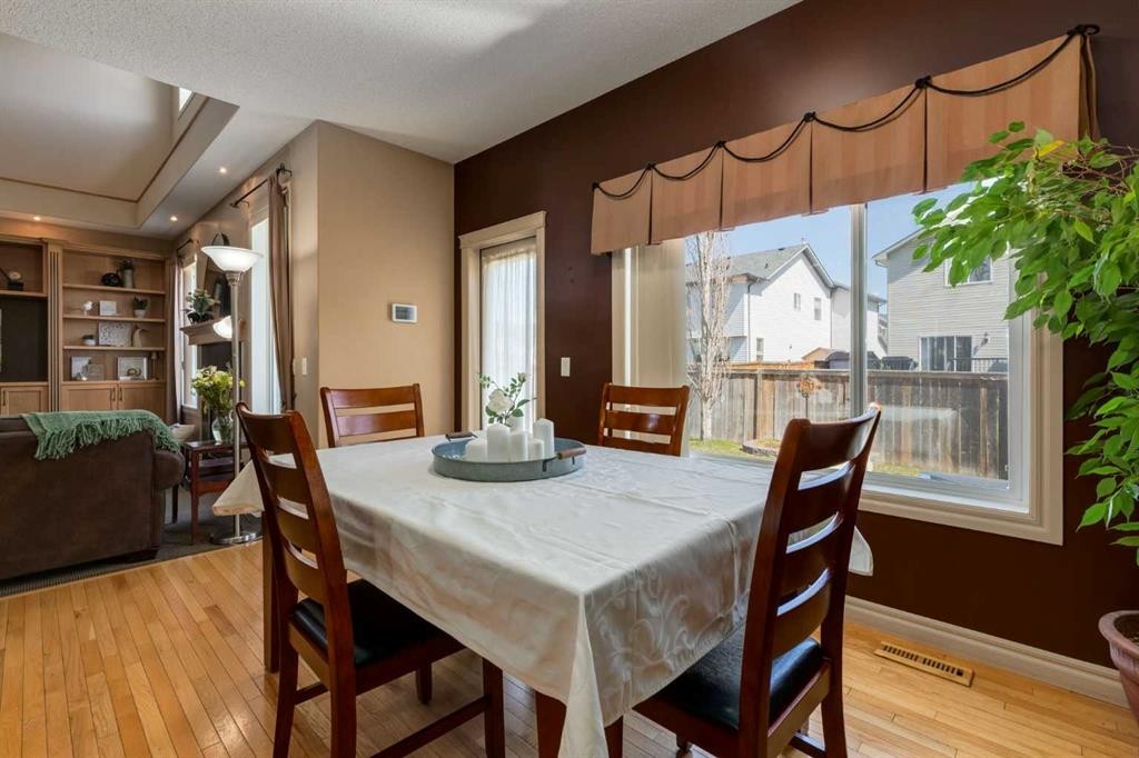 195 Willowmere Close, Chestermere, AB - Indoor Photo Showing Dining Room
