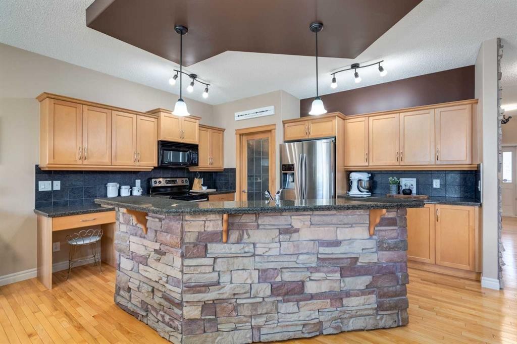 195 Willowmere Close, Chestermere, AB - Indoor Photo Showing Kitchen