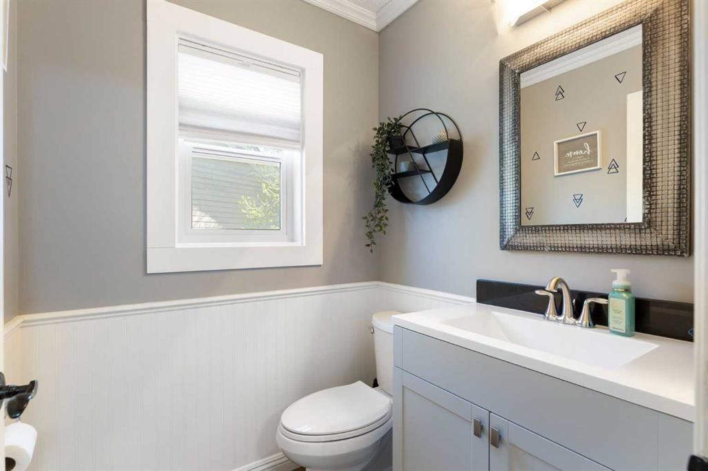 1030 Mckenzie Lake Bay Se, Calgary, AB - Indoor Photo Showing Bathroom