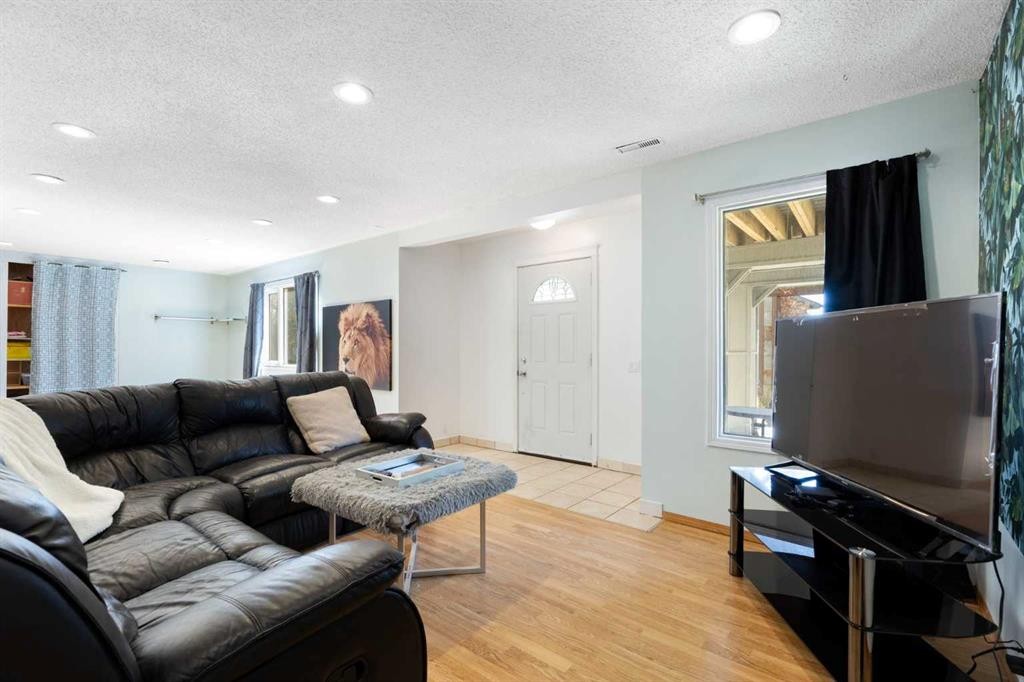 1030 Mckenzie Lake Bay Se, Calgary, AB - Indoor Photo Showing Living Room