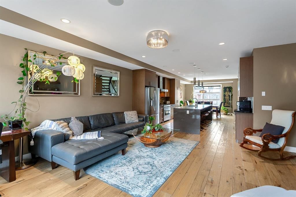 1834 30 Avenue Sw, Calgary, AB - Indoor Photo Showing Living Room