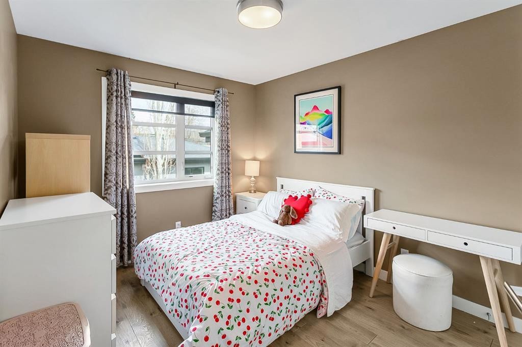 1834 30 Avenue Sw, Calgary, AB - Indoor Photo Showing Bedroom