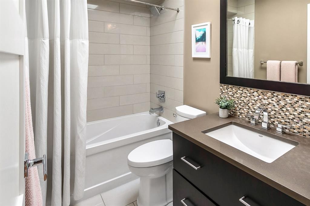 1834 30 Avenue Sw, Calgary, AB - Indoor Photo Showing Bathroom