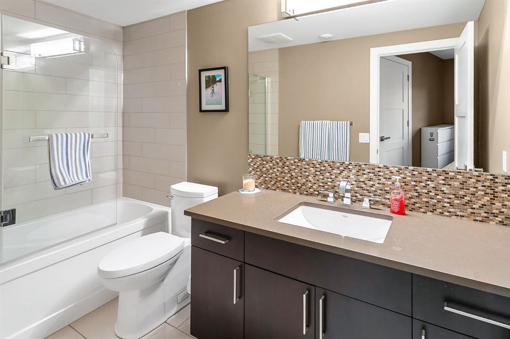 1834 30 Avenue Sw, Calgary, AB - Indoor Photo Showing Bathroom