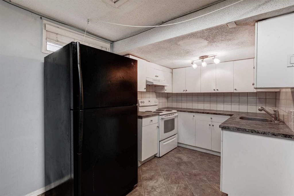 1163 Falworth Road Ne, Calgary, AB - Indoor Photo Showing Kitchen