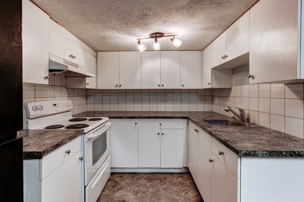 1163 Falworth Road Ne, Calgary, AB - Indoor Photo Showing Kitchen