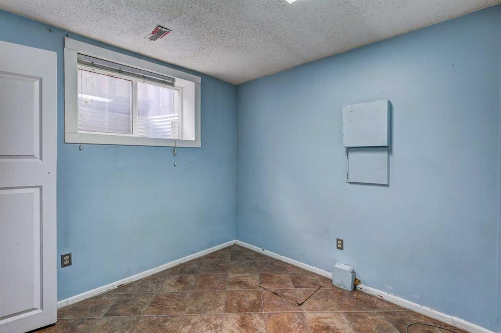 1163 Falworth Road Ne, Calgary, AB - Indoor Photo Showing Other Room
