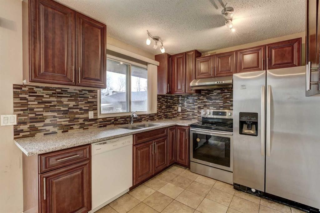1163 Falworth Road Ne, Calgary, AB - Indoor Photo Showing Kitchen With Double Sink