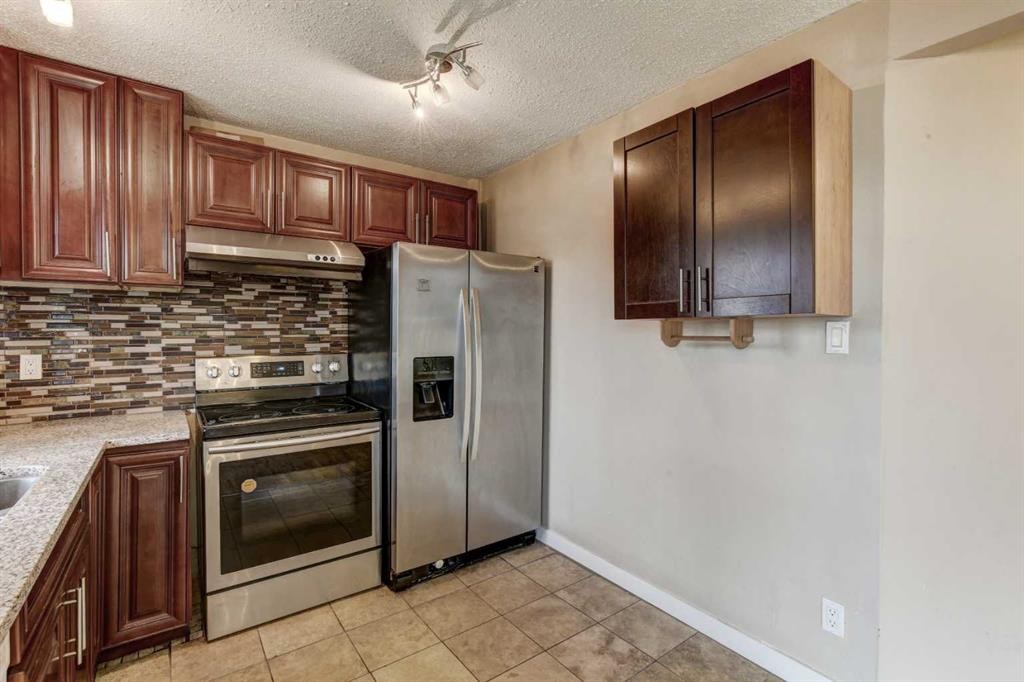1163 Falworth Road Ne, Calgary, AB - Indoor Photo Showing Kitchen