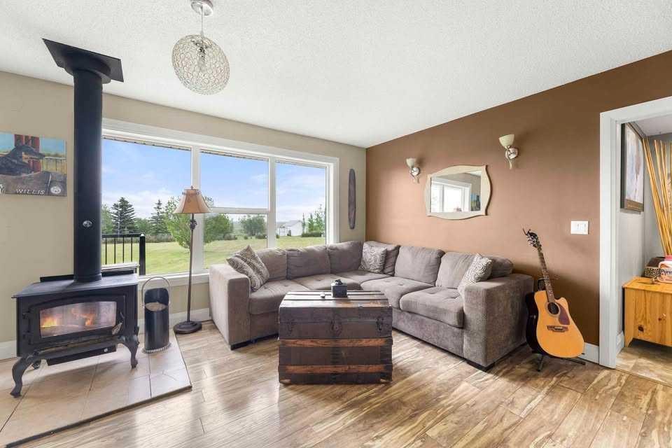 31275 Range Road 13, Rural Mountain View County, AB - Indoor Photo Showing Living Room