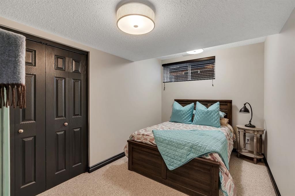 55 Evanspark Circle Nw, Calgary, AB - Indoor Photo Showing Bedroom