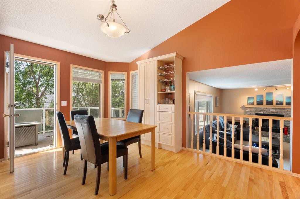 113 Sierra Vista Terrace Sw, Calgary, AB - Indoor Photo Showing Dining Room