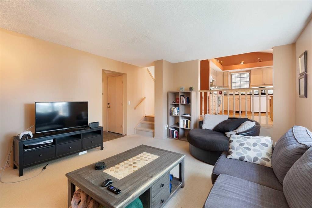 113 Sierra Vista Terrace Sw, Calgary, AB - Indoor Photo Showing Living Room