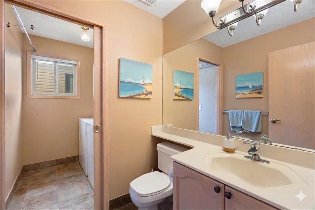 113 Sierra Vista Terrace Sw, Calgary, AB - Indoor Photo Showing Bathroom