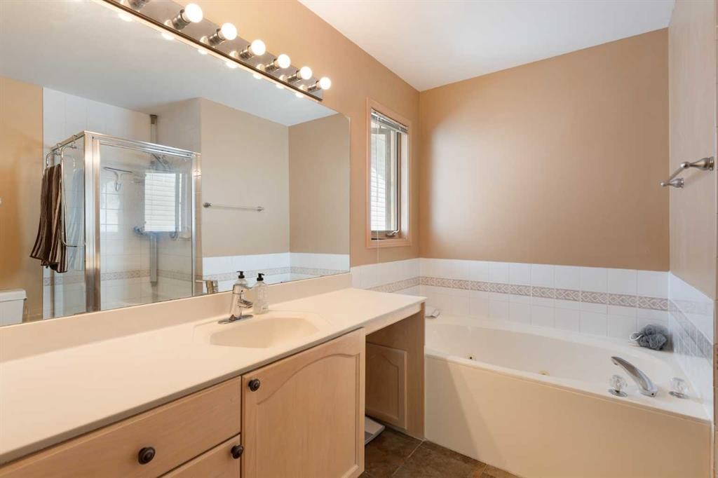 113 Sierra Vista Terrace Sw, Calgary, AB - Indoor Photo Showing Bathroom