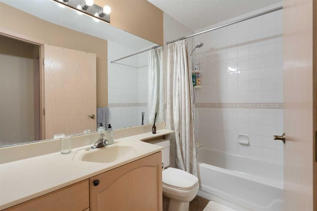 113 Sierra Vista Terrace Sw, Calgary, AB - Indoor Photo Showing Bathroom