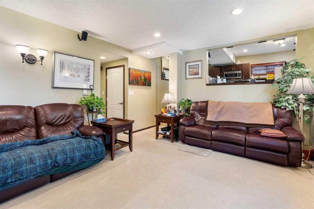 113 Sierra Vista Terrace Sw, Calgary, AB - Indoor Photo Showing Living Room