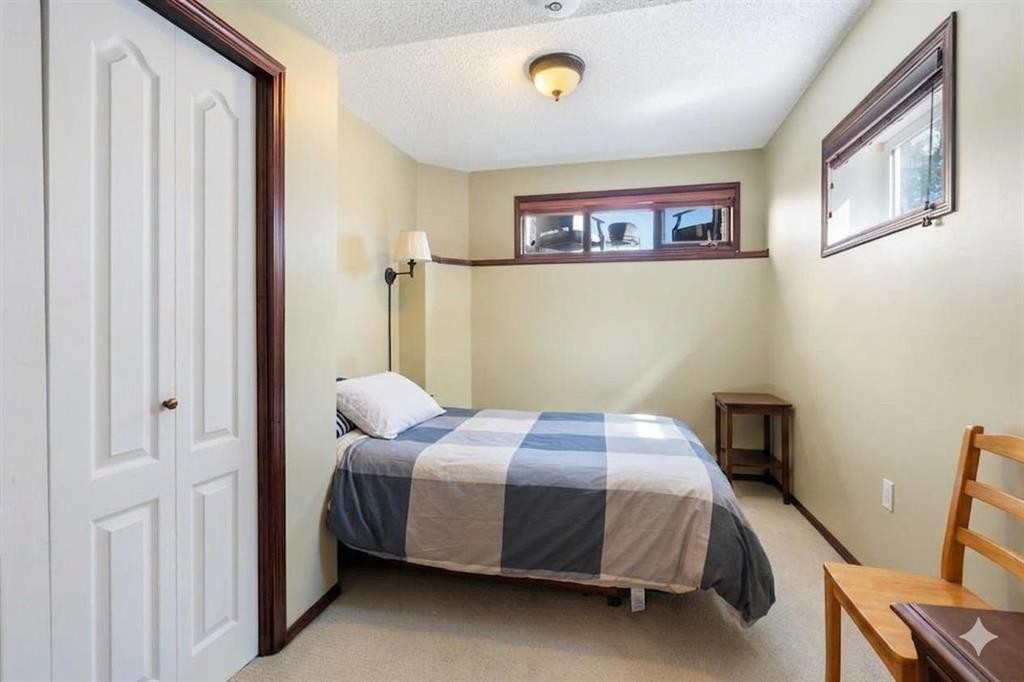 113 Sierra Vista Terrace Sw, Calgary, AB - Indoor Photo Showing Bedroom