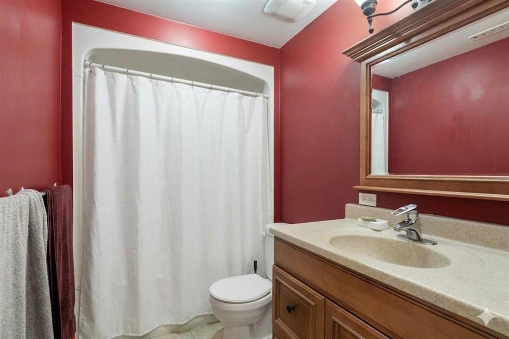 113 Sierra Vista Terrace Sw, Calgary, AB - Indoor Photo Showing Bathroom