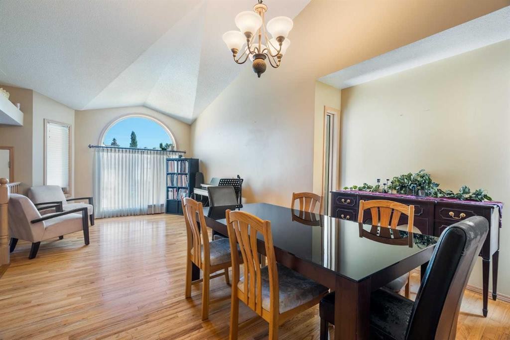113 Sierra Vista Terrace Sw, Calgary, AB - Indoor Photo Showing Dining Room