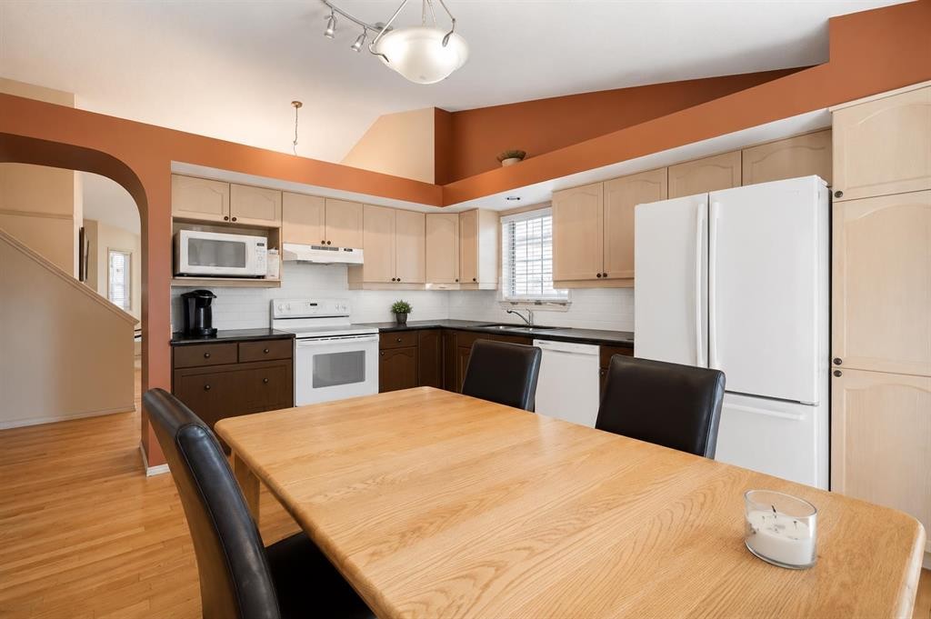 113 Sierra Vista Terrace Sw, Calgary, AB - Indoor Photo Showing Kitchen
