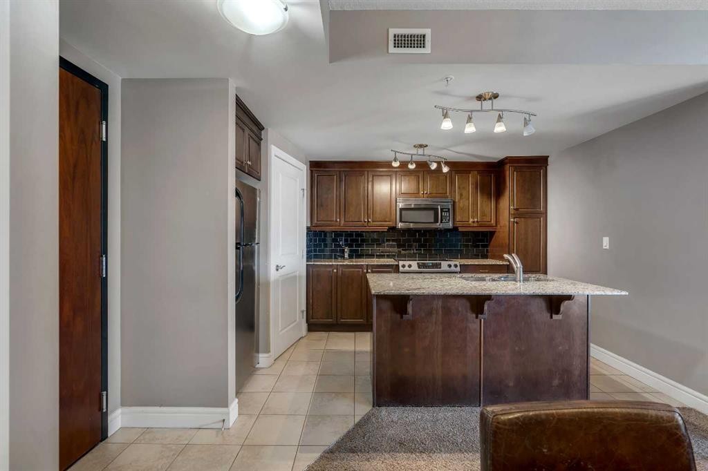 2402-910 5 Avenue Sw, Calgary, AB - Indoor Photo Showing Kitchen