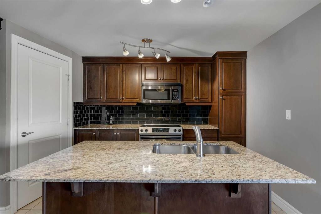 2402-910 5 Avenue Sw, Calgary, AB - Indoor Photo Showing Kitchen With Double Sink With Upgraded Kitchen