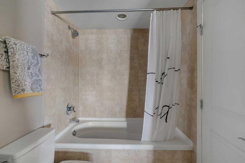 2402-910 5 Avenue Sw, Calgary, AB - Indoor Photo Showing Bathroom