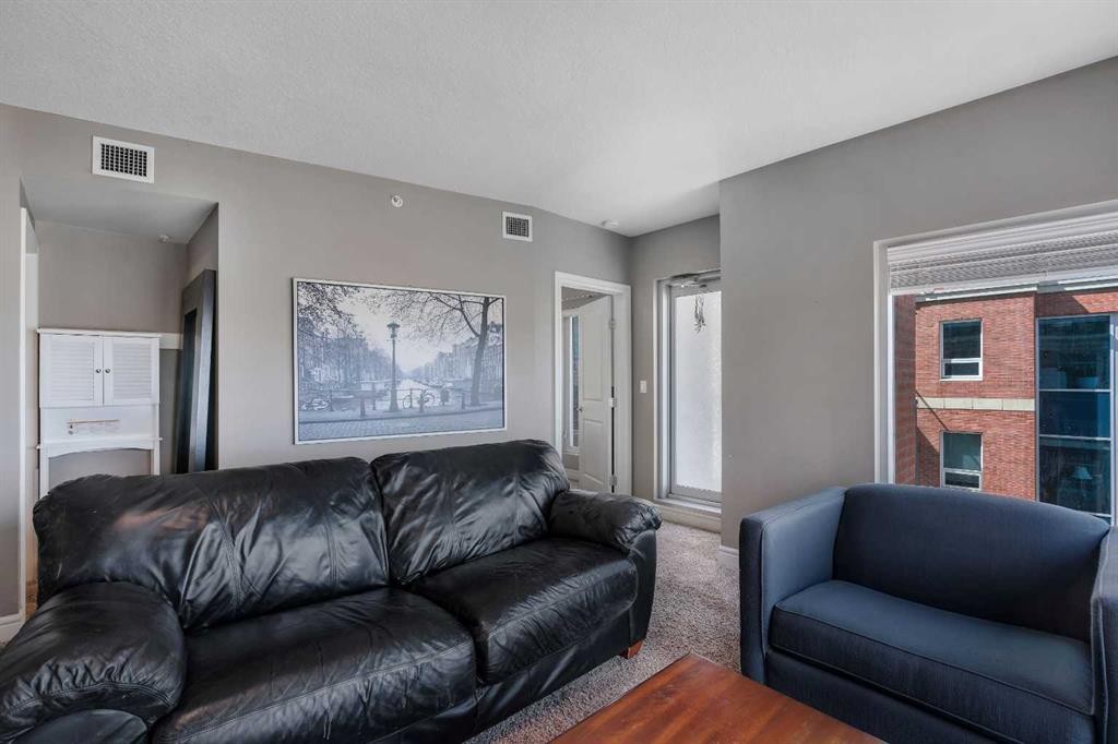 2402-910 5 Avenue Sw, Calgary, AB - Indoor Photo Showing Living Room