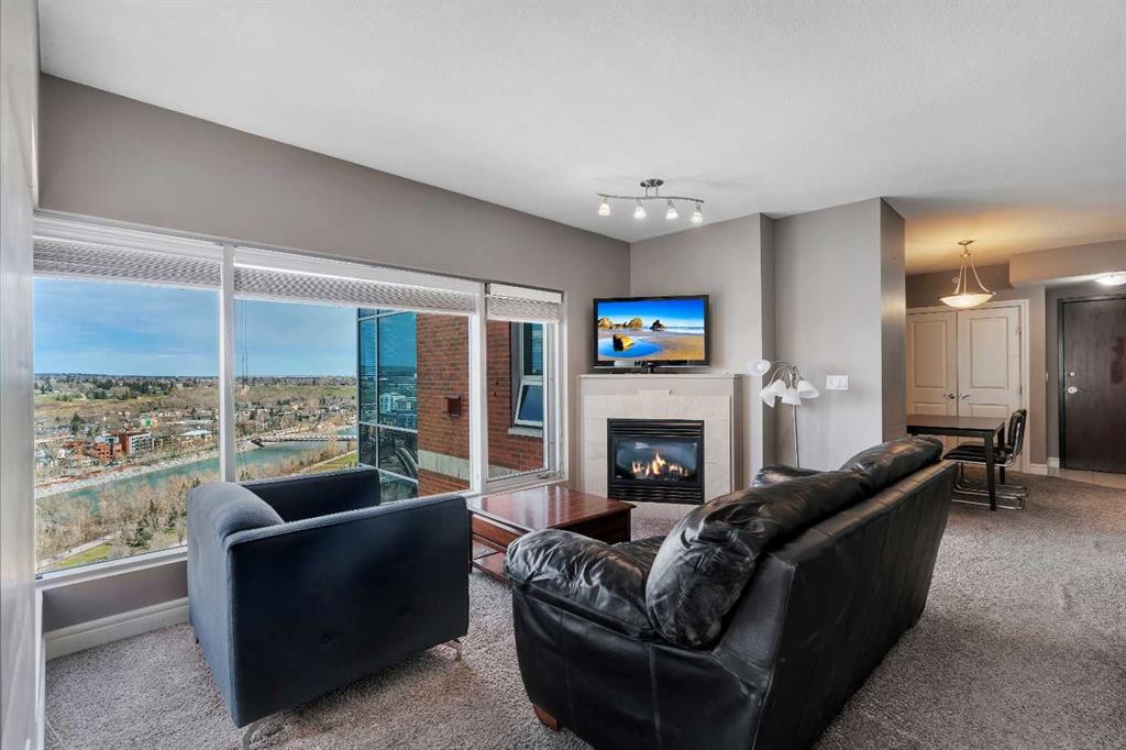 2402-910 5 Avenue Sw, Calgary, AB - Indoor Photo Showing Living Room With Fireplace