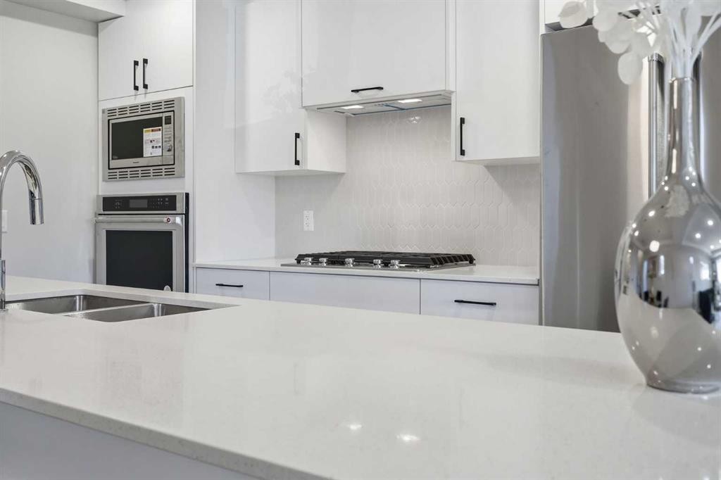 2-2635 1 Avenue Nw, Calgary, AB - Indoor Photo Showing Kitchen With Stainless Steel Kitchen With Double Sink With Upgraded Kitchen