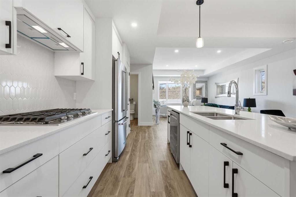 2-2635 1 Avenue Nw, Calgary, AB - Indoor Photo Showing Kitchen With Double Sink With Upgraded Kitchen
