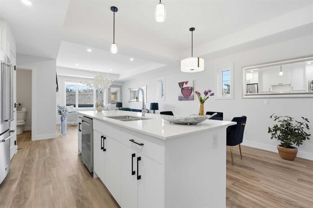 2-2635 1 Avenue Nw, Calgary, AB - Indoor Photo Showing Kitchen With Double Sink