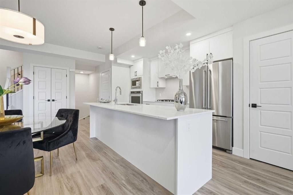 2-2635 1 Avenue Nw, Calgary, AB - Indoor Photo Showing Kitchen With Stainless Steel Kitchen With Upgraded Kitchen