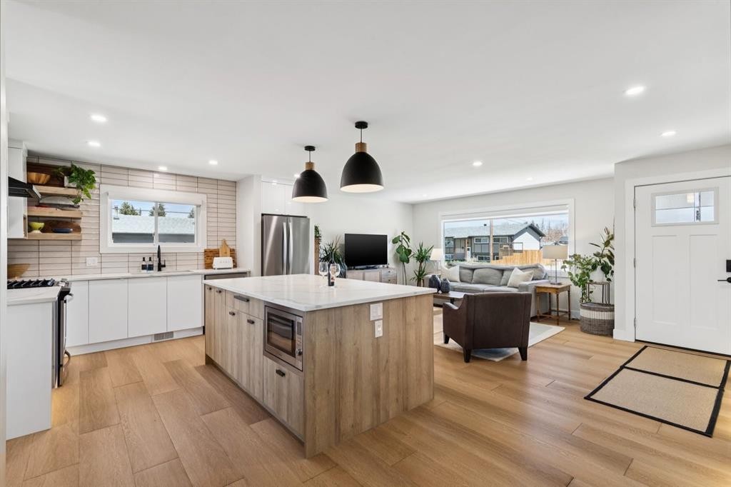 9723 3 Street Se, Calgary, AB - Indoor Photo Showing Kitchen With Upgraded Kitchen